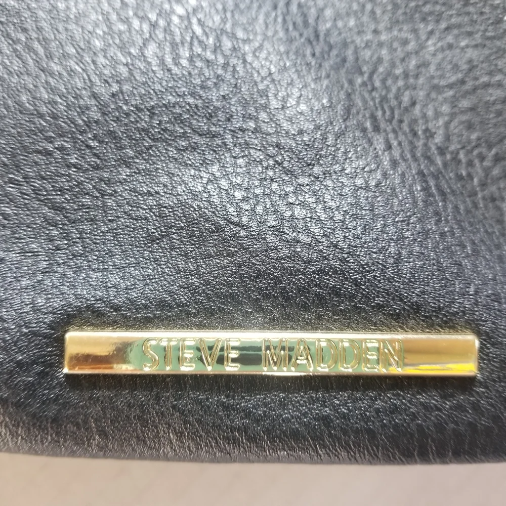STEVE MADDEN CROSSBODY PURSE BLACK AND GOLD MULTI POCKETS
